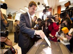 El líder del partido liberal VVD, Mark Rutte, ejerce su derecho al voto en un colegio electoral de La Haya, Holanda. EFE  /