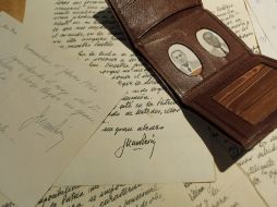 Una billetera que perteneció a Juan Perón junto a algunas de las cartas inéditas. EFE  /