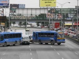 Autobuses de pasajeros fueron utilizados por hombres armados para bloquear una avenida principal en Monterrey. REUTERS  /