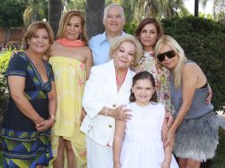 Montse con sus papás, Raúl y Claudia, sus madrinas, Paty, Adriana y Mari y su abuela Carmen Armenta.  /