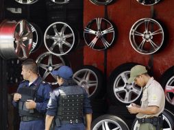 Autoridades detuvieron a 90 personas y siete menores por la venta de autopartes robadas en un operativo. A. GARCÍA  /
