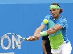 Rafael Nadal devuelve una pelota al brasileño Marcos Daniel, a quien venció en dos sets. REUTERS  /