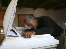 Jesús Librado Hernández, padre de Segió Adrián Hernández, llora en el ataún de su hijo. REUTERS  /