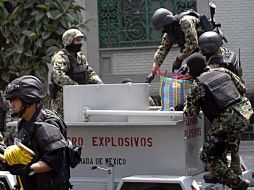 Elementos de la Secretaria de Marina trasladan parte del material decomisado en la colonia Roma, en la capital del país. EL UNIVERSAL  /