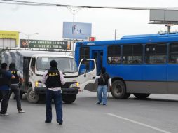 Camiones y camionetas fueron robadas y puestas en varias vías de comunicación de Monterrey. EL UNIVERSAL  /