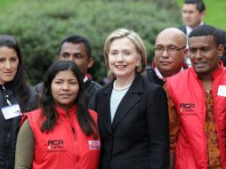Hillary Clinton, posa junto a miembros del programa de reinsertados y del proyecto Centros Comunitarios de Aprendizaje, en Bogotá. AP  /