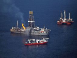 Barcos de diferentes partes del mundo, ayudan con la recolección del crudo derramado en el Golfo de México. AFP  /
