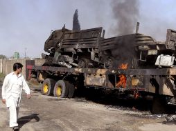 lUn camionero paquistaní revisa el lugar después de que vehículos de la OTAN resultaran calcinados, tras un ataque en Islamabad. EFE  /