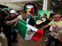 Aficionados cargaron con penachos y tambores rumbo a Sudáfrica. NTX  /