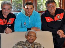 Cristiano Ronaldo y Carlos Quelroz fueron recibidos por el ex presidente Nelson Mandela. EFE  /