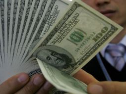 El billete verde se compra en un mínimo de 11.90 pesos. ARCHIVO  /