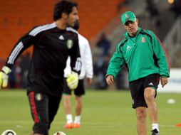 Luis Michel (der.) y Javier Aguirre durante el entrenamiento en la cancha del Soccer City. EFE  /