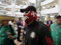 Fan de la Selección mexicana en el aeropuerto en Johannesburgo. AP  /