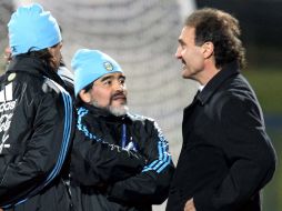 Diego Maradona recibió la visita de su ex compañero Oscar Ruggeri. NOTIMEX  /