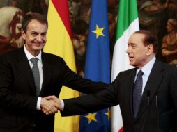 Tras la conferencia, el presidente español volvió al estudio del primer ministro italiano. AP  /