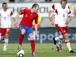 Andrés Iniesta durante el partido contra Polonia en el que sufrió la lesión que lo tiene en reposo. EFE  /