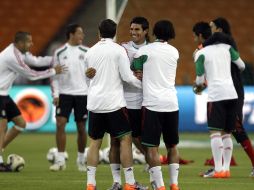 La Selección mexicana durante el entrenamiento en el Soccer City. AP  /