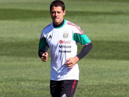 Javier Hernández entrena en el césped del Soccer City. NOTIMEX  /
