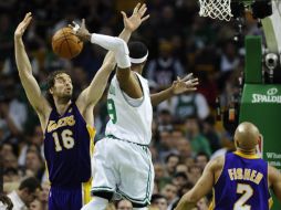 Rajon Rondo (c) pasa el balón con la marca de Pau Gasol (i) de los Lakers de Los Ángeles. EFE  /