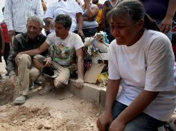 Familiares de Sergio Hernández lloran luego de que fueron sepultados los restos del joven, asesinado por un agente fronterizo. AFP  /