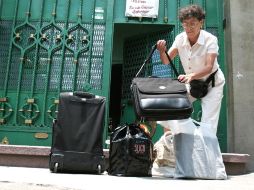 Carmen Ruiz, una de las inquilinas afectadas por el operativo, decidió dejar la casa de huéspedes. EL UNIVERSAL  /