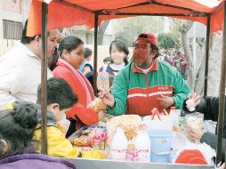 Golosinas, frituras y refrescos son la base de manutención de ambulantes en las inmediaciones de escuelas de todo el país. EL UNIVERSAL  /