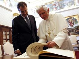 El Papa observa el libro “Historia del Monasterio de San Lorenzo del Escorial”, regalo que le hizo José Luis Rodríguez Zapatero. EFE  /
