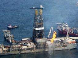 La embarcación Discoverer Enterprise quema gas extraído de la toma de fuga, en las aguas del Golfo de México. EFE  /