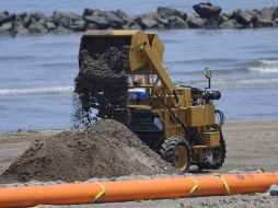 Una barredora separa la arena contaminada con petróleoen una playa de Grand Isle, California. EFE  /