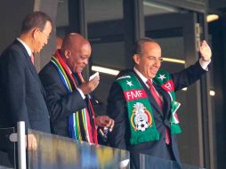 Felipe Calderón llegó al Soccer City con una bufanda verde con motivos del Tri. NTX  /