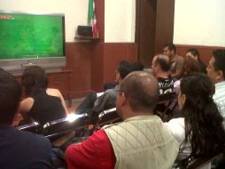 La Sala de Juntas Previas fue acondicionada para que diputados y trabajadores del Congreso vieran el partido. Z. RAMÍREZ  /