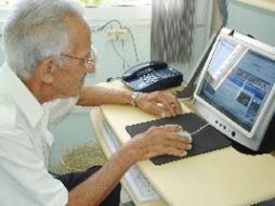 Las redes sociales juegan un papel importante en los adultos mayores. ESPECIAL  /