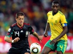 Aaron Mokoena estuvo muy cerca de los atacantes mexicanos como el 'Chicharito'. EFE  /