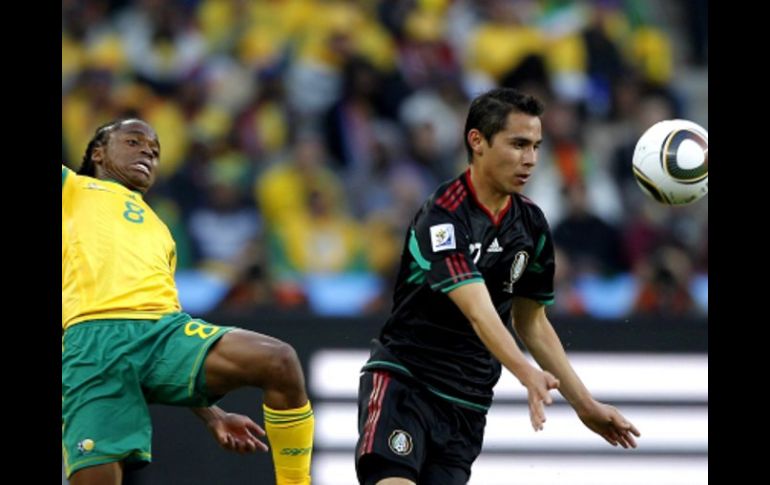 Paul Aguilar retiene una pelota ante la marca de Tshabalala. EFE  /