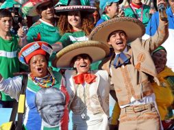 La gente mexicana que estuvo presente apoyo con todo al Tri. EFE  /