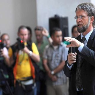Mockus tras voto joven, con propuesta  en educación