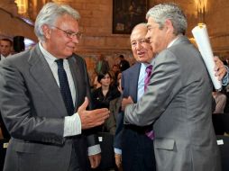Felipe González (I), Mário Soares (c) y el líder portugués, José Sócrates. EFE  /