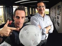 Michel Rojkind (izq), sostiene el prototipo del balón; a su lado, Alberto Villarreal. ESPECIAL  /