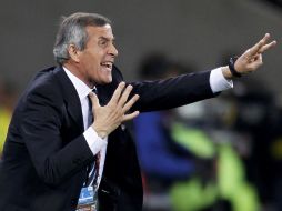 Oscar Tabárez grita instrucciones a sus dirigidos durante el partido de hoy contra Francia. REUTERS  /