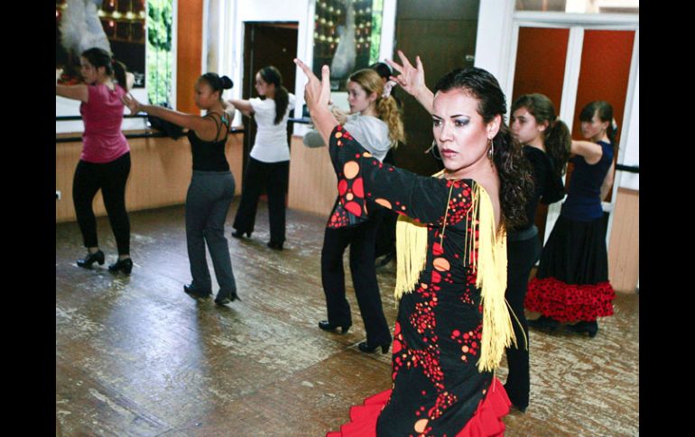 La coreógrafa Hilda Monteros preparó para esta noche la ''Feria de abril en Sevilla''. E.PACHECO  /