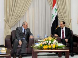 El primer ministro, Nuri al-Maliki (derecha) e Iyad Allawi, durante su reunión en la oficina del Consejo de Ministros, e Bagdad. EFE  /