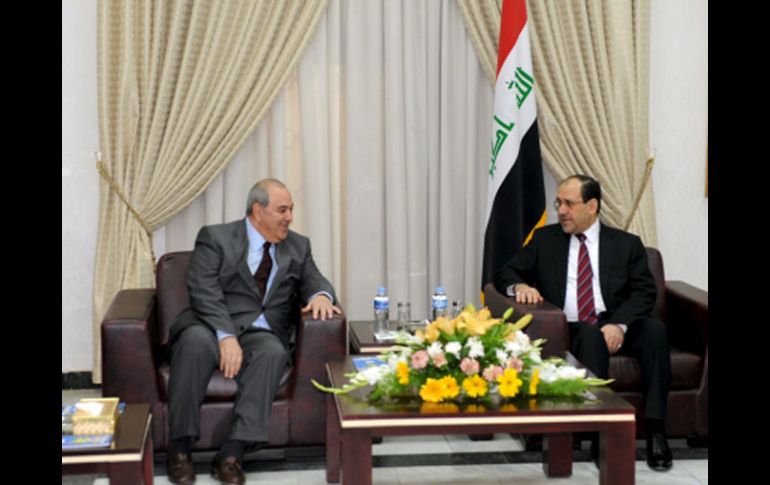 El primer ministro, Nuri al-Maliki (derecha) e Iyad Allawi, durante su reunión en la oficina del Consejo de Ministros, e Bagdad. EFE  /