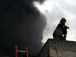 El fuego sólo consumió publicidad encontrada en la pared del inmueble. ARCHIVO  /