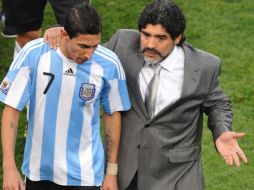 Maradona habla con Ángel Di Maria al terminar el primer tiempo. AFP  /