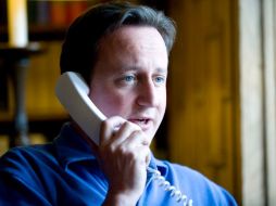 El primer ministro británico David Cameron durante su conversación telefónica con el presidente Obama. REUTERS  /