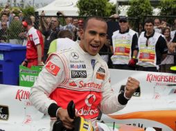 El piloto Lewis Hamilton de la escudería McLaren Mercedes celebra su primera posición. EFE  /