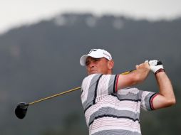 Thomas Bjorn golpea la bola durante la tercera jornada del torneo de golf de Estoril. EFE  /