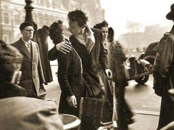 El beso más famoso de la historia de la fotografía fue captado por Robert Doisneau. ESPECIAL  /
