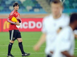 El seleccionador alemán Joachim Loew observa a sus jugadores durante el entrenamiento. EFE  /