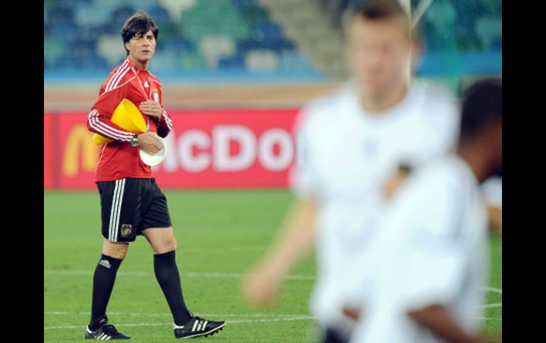 El seleccionador alemán Joachim Loew observa a sus jugadores durante el entrenamiento. EFE  /